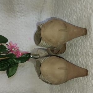 Stuart Weitzman Size 7 and Tan